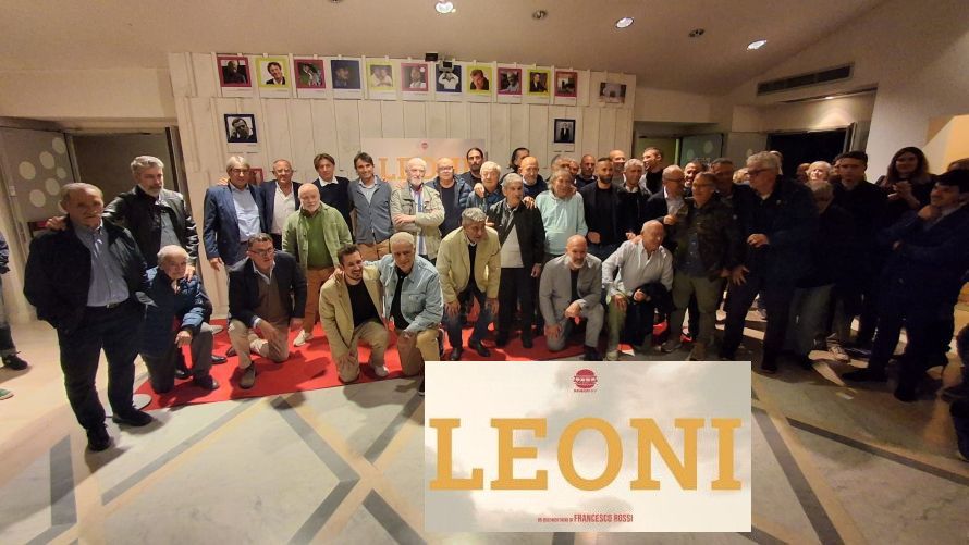 Applausi scroscianti ala prima di Leoni al Politeama. Serata di passione, ricordi, lacrime
