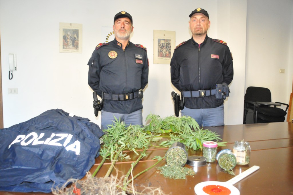 60enne ubriaca picchia i poliziotti e danneggia la loro auto