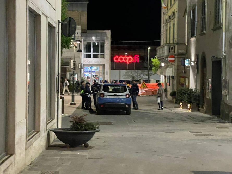 Tensioni in centro a Poggibonsi, forze dell'ordine in campo per la sicurezza