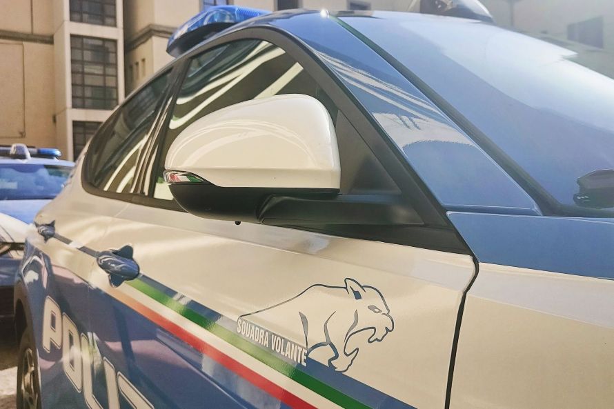 Empoli, studente aggredito a calci e pugni fuori da scuola: denunciati quattro minorenni per lesioni aggravate