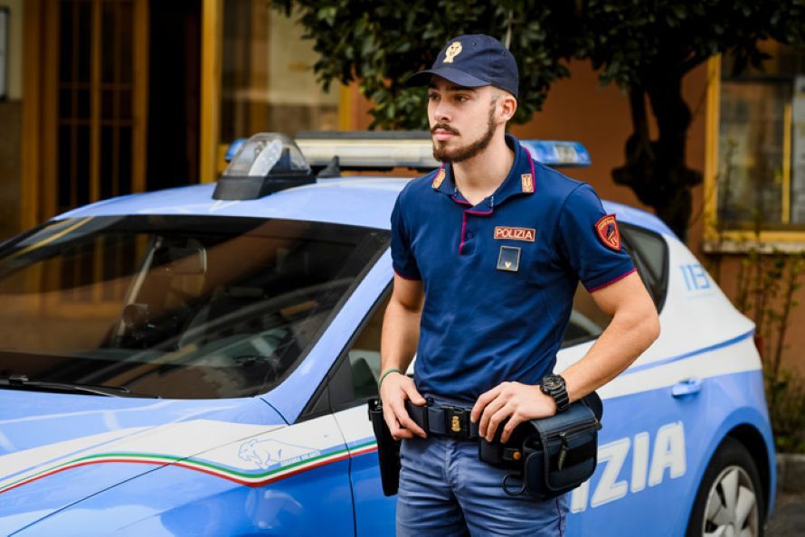Tenta il furto in profumeria in centro a Empoli e aggredisce la polizia. Arrestato 24enne