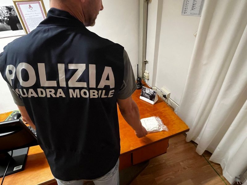 Siena, la polizia smantella il clan familiare della droga: spaccio in casa e al bar