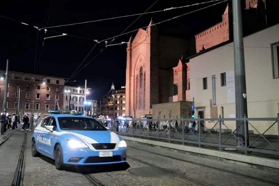 Boato e fiamme in via Cavour: l&rsquo;intervento eroico della polizia salva sette persone