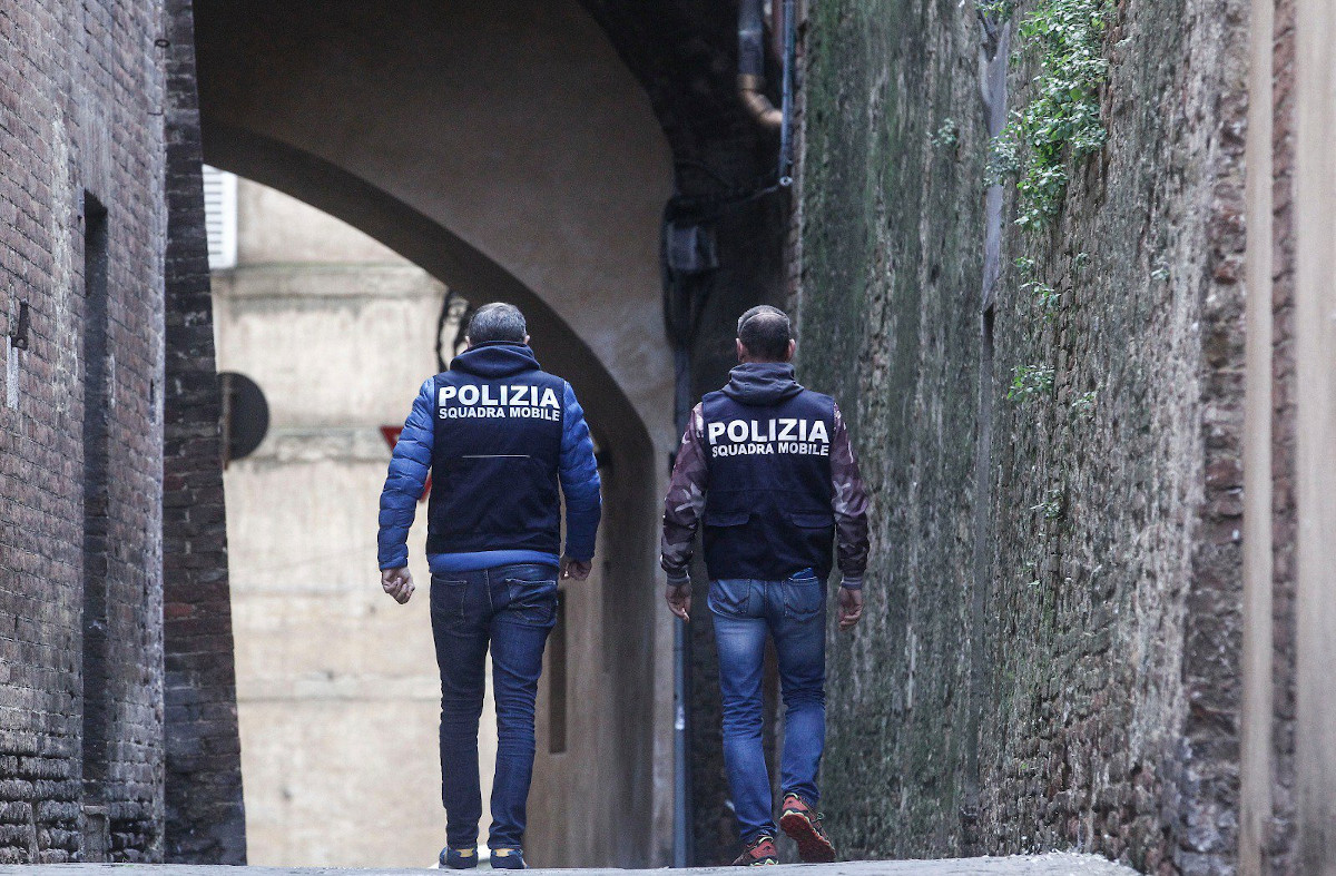 Rubano oro e gioielli per 300mila euro in casa di un'anziana a Siena, arrestati per droga a L'Aquila