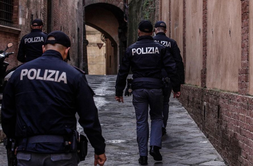 Controlli nel centro di Siena: tenta la fuga, aggredisce i poliziotti e danneggia la volante. Arrestato 22enne