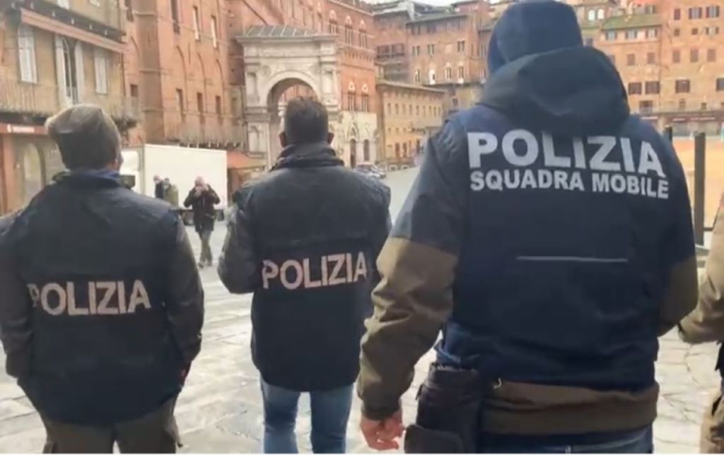 Botte, violenza sessuale e minacce di morte: 47enne maltratta l'ex compagna