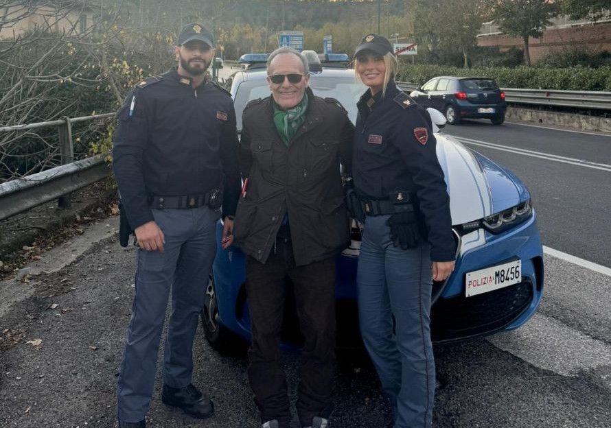 Salvato dalla polizia sulla tangenziale Ovest: anziano 75enne disperso a Siena
