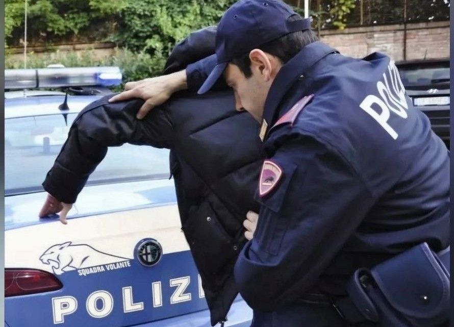 Follia alla Coop Grondaie: colpisce un dipendente e fugge con un coltello. Arrestato 33enne "seriale"