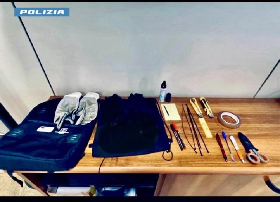 Ossessione notturna a Poggibonsi: 100 cartelli di insulti contro una coppia. Stalker fermato dalla Polizia