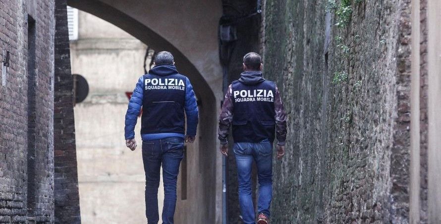Centri massaggi e immigrazione clandestina, due denunciati a Siena