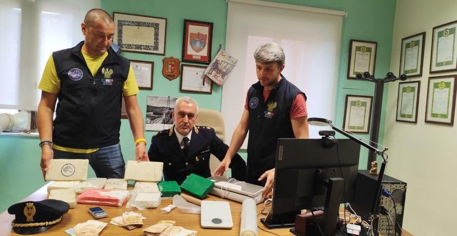 Droga a Castelnuovo: sequestrati 10 chili di cocaina e 16mila euro
