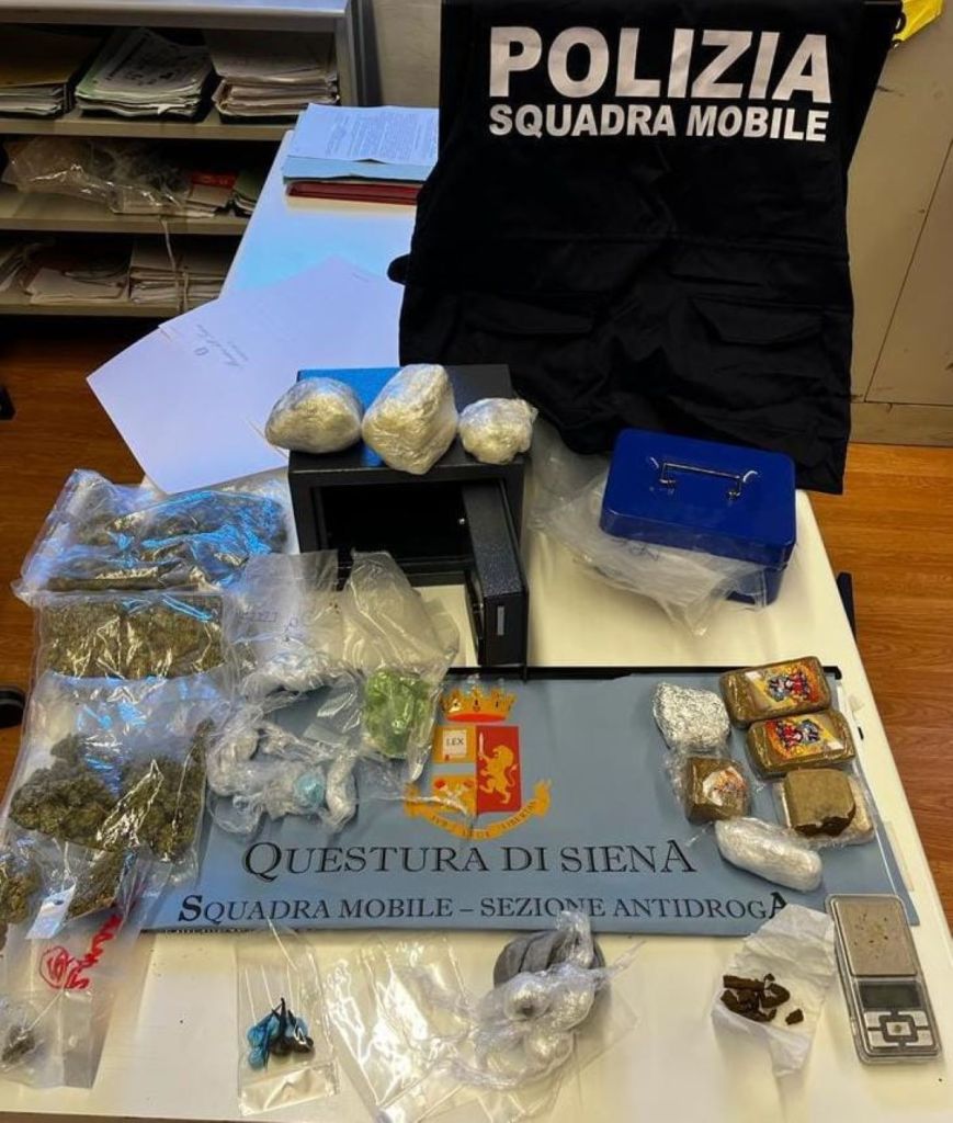 27enne senese nascondeva 15 grammi di droga nelle mutande. Ma in casa ne ha quasi un chilo