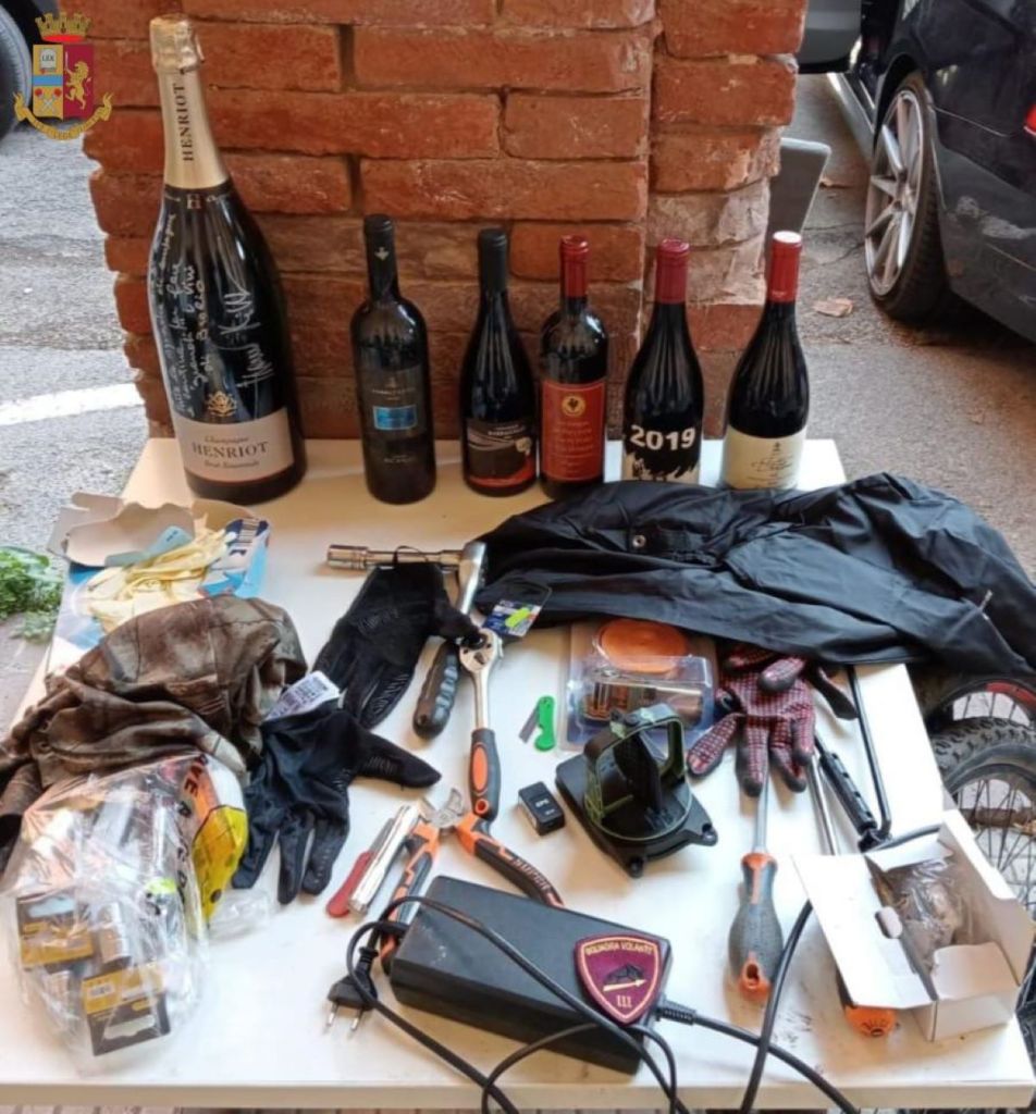 Rubano vino e ruote di bici, ladri inseguiti a Siena