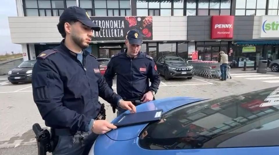 Terrore al supermercato: minaccia la cassiera con la pistola e scappa. Preso 64enne a Siena