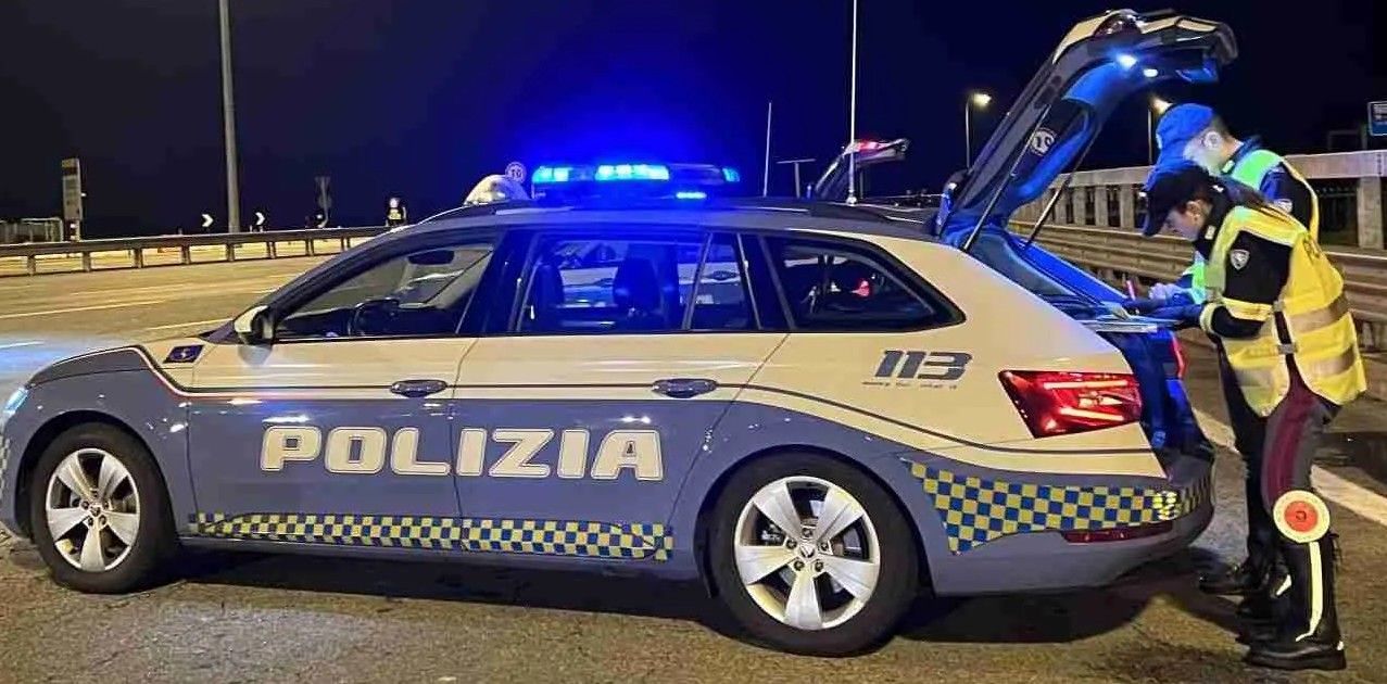 Precipita da un ponte sulla Siena-Firenze: salvato dalla Stradale