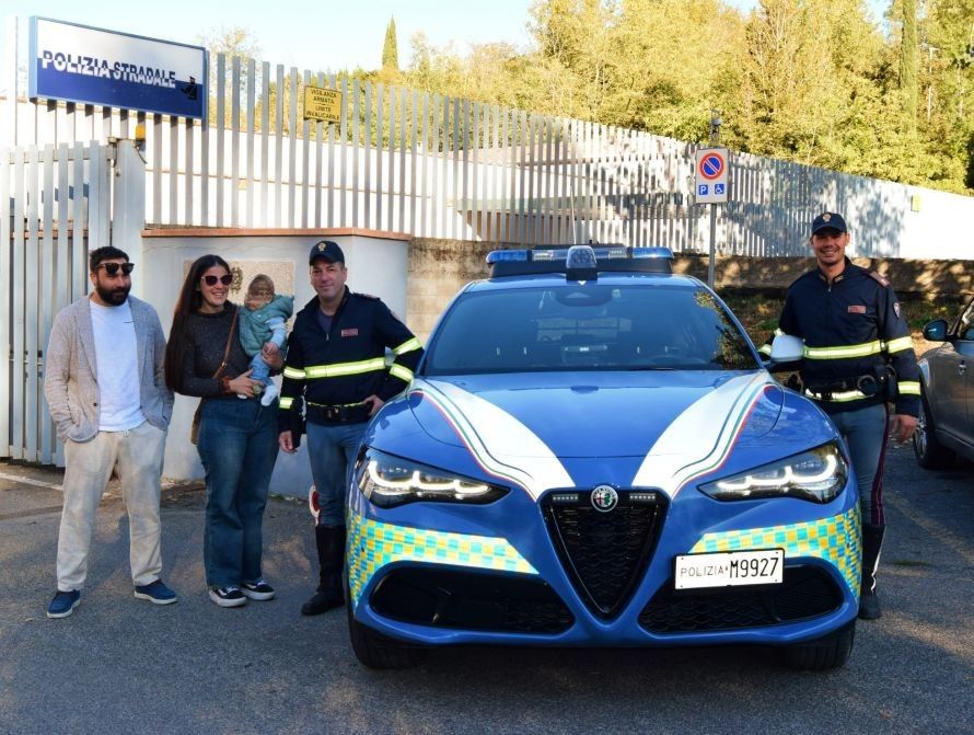 Eroi in divisa: polizia stradale di Siena salva un neonato in pericolo di vita