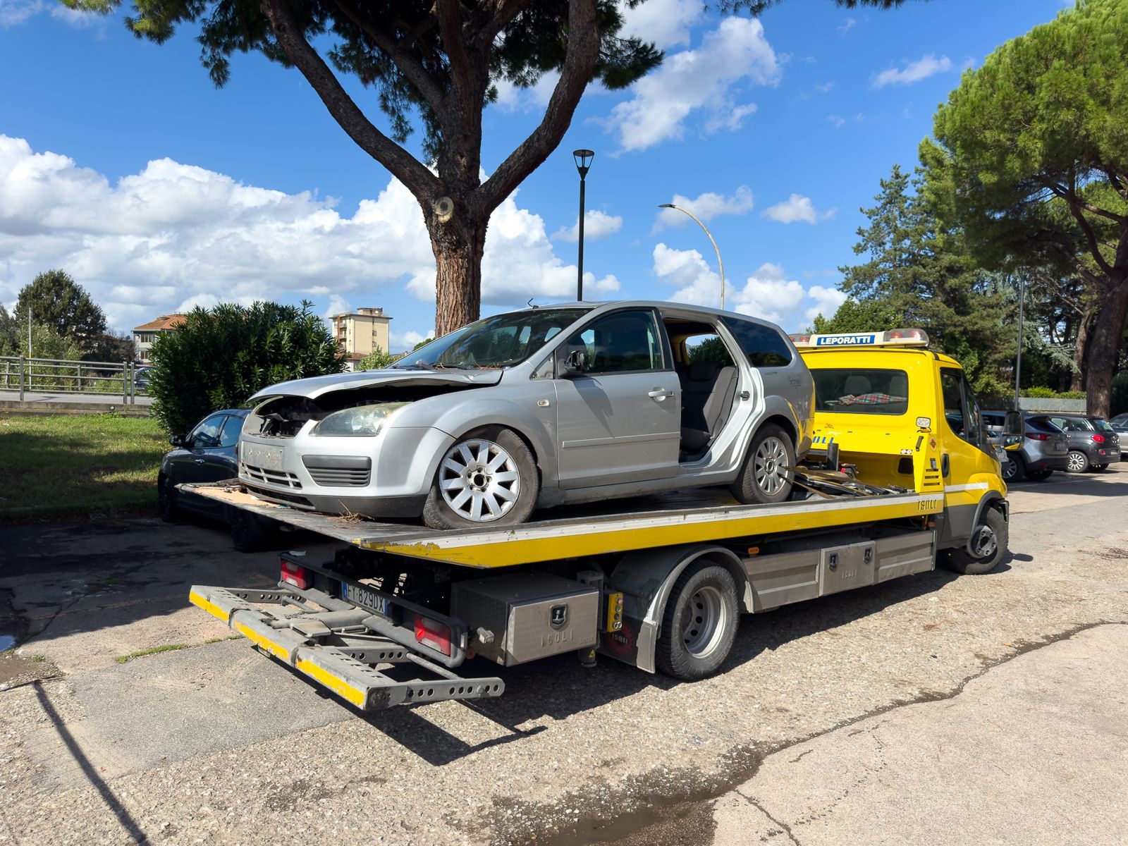 Empoli, auto abbandonata rimossa da piazza Guido Guerra, è la nona del 2025