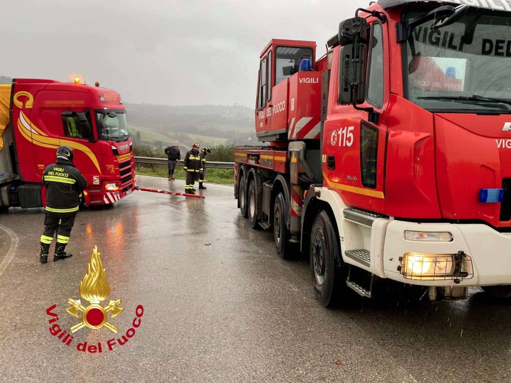 Camion fuoristrada blocca il traffico a Montespertoli