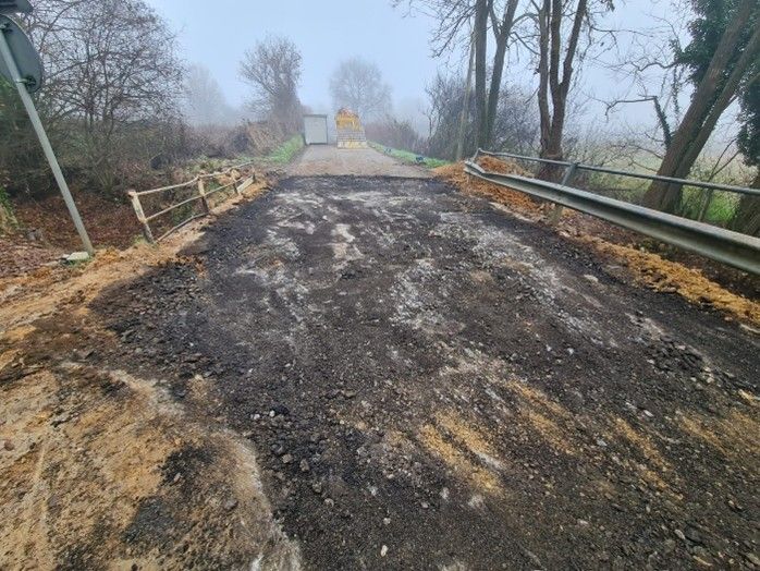 Ponte del Prete a Monteriggioni. Concluse le palificazioni, in corso la demolizione della pavimentazione