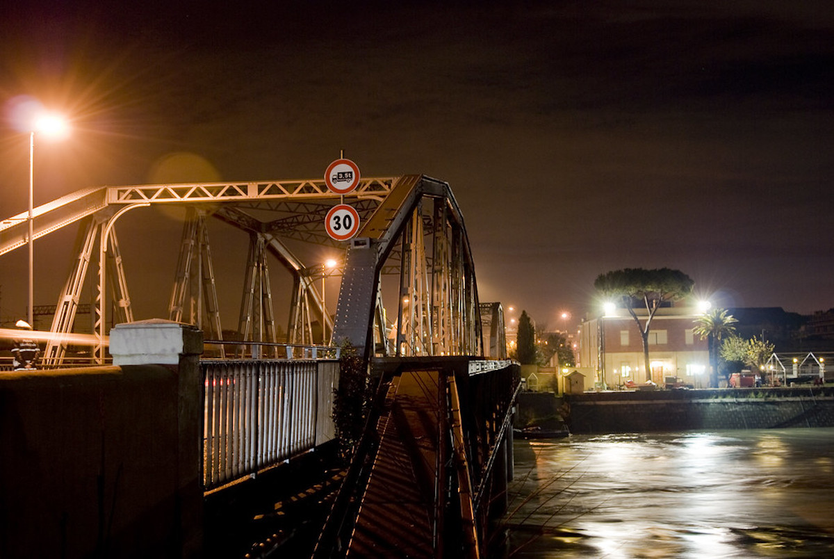 In fiamme il Ponte di Ferro, notte di paura. Danni ma la struttura regge