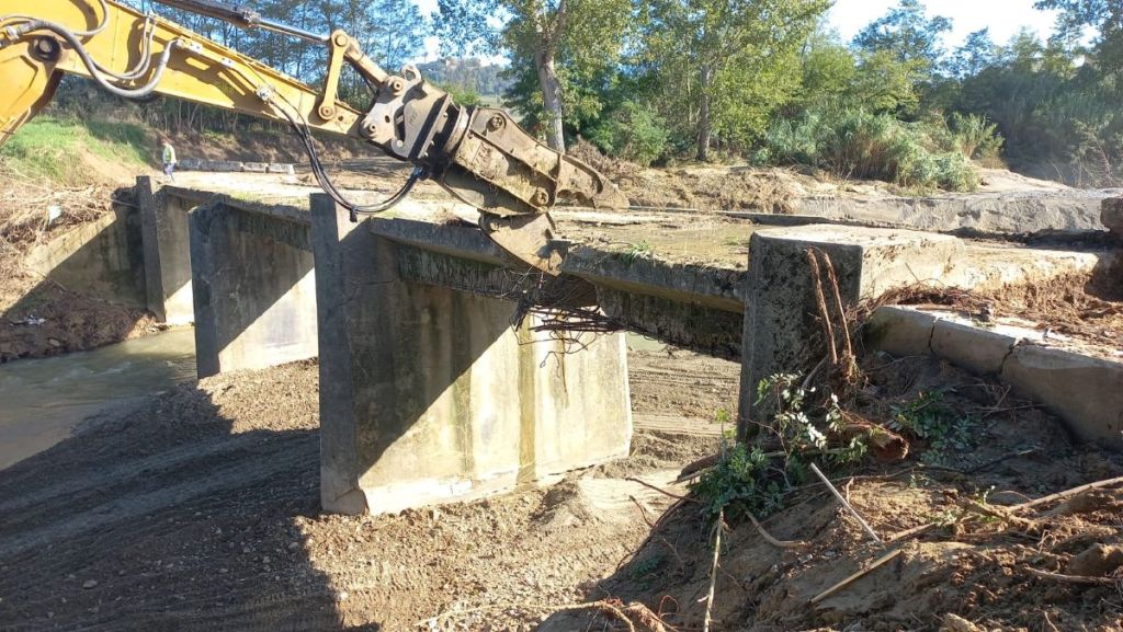 Abbattuto il ponte sull'Elsa a Ulignano