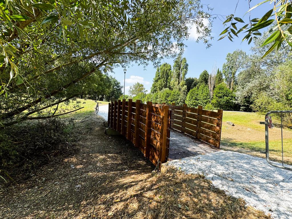Empoli, ricostruito come in origine il ponte di legno ciclopedonale al Parco di Serravalle