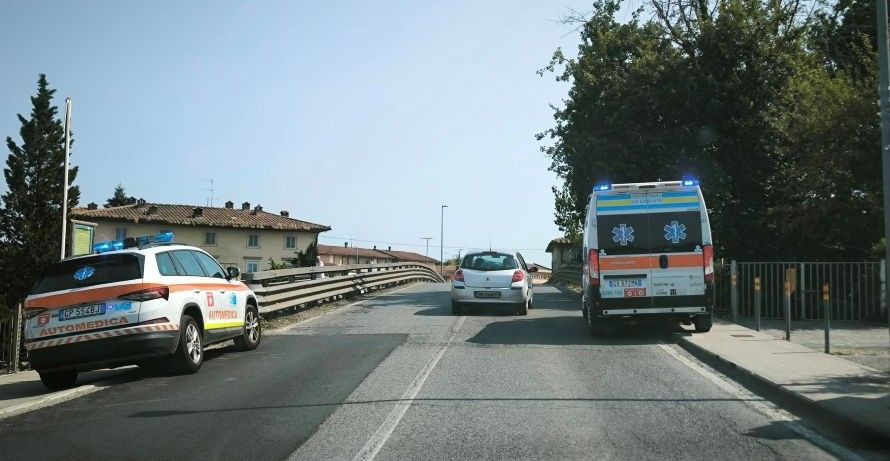 Si tuffa nell'Elsa e batte la testa: paura per un minorenne