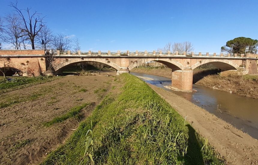 Ponte sull'Elsa a Certaldo, gi&agrave; arrivati alla fase di rifacimento dell'impalcato. Chiusura del ponte dal 2 marzo al 30 settembre