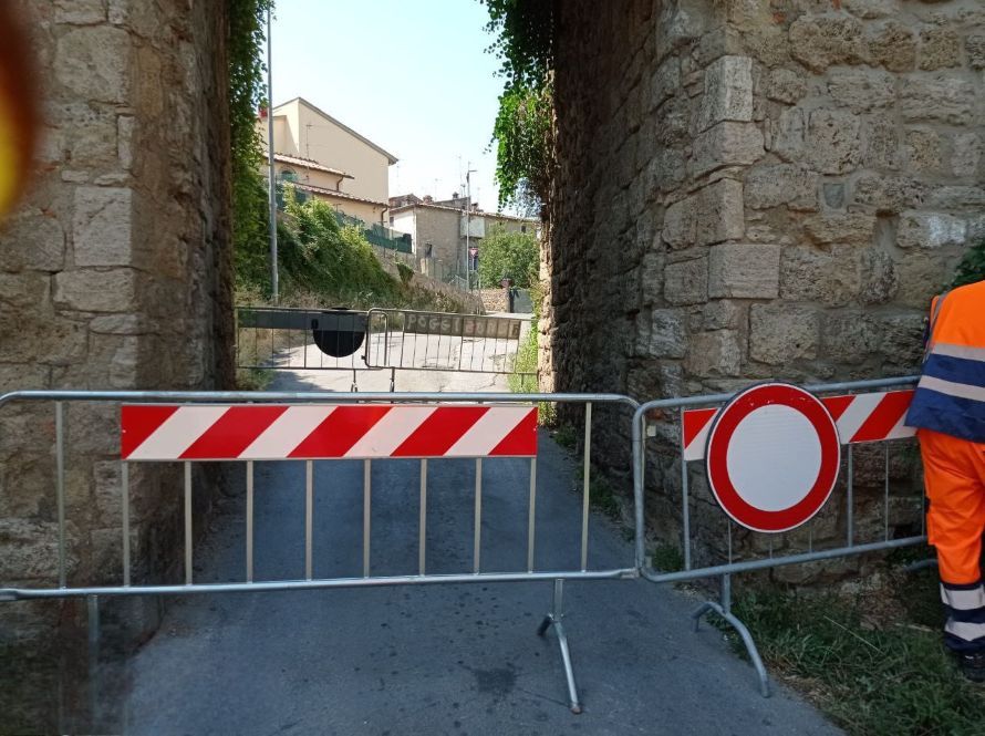 Staggia Senese, chiuso al traffico l'arco di via dello Spedale