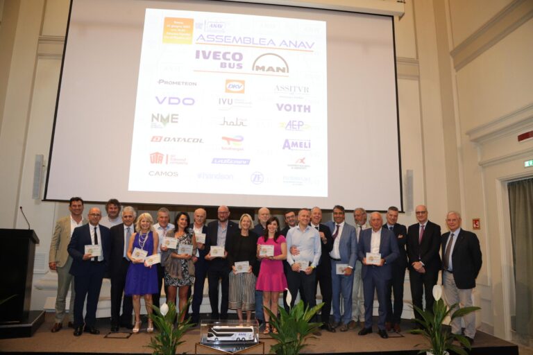 Il progetto Accademia di “at” premiato da Anav: in un anno assunti 237 autisti, 117 già alla guida