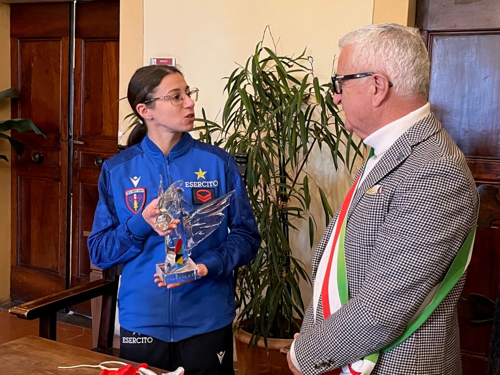 Alla velocista dell’Esercito Irene Siragusa un cavallo alato in cristallo dal Comune di Colle di Val d’Elsa
