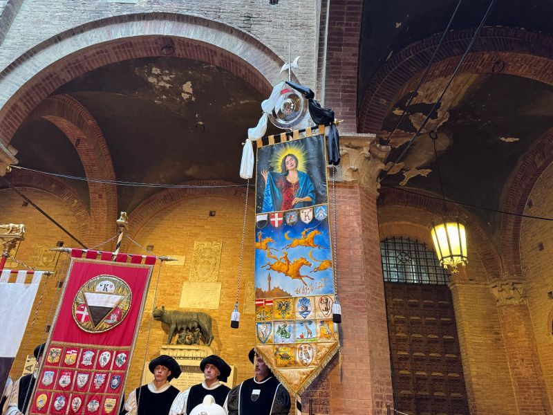 Palio, svelato il Drappellone dipinto da Francesco De Grandi