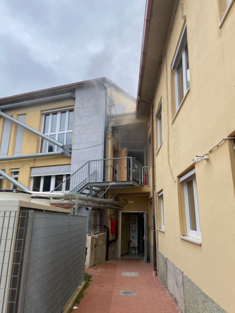 Incendio ad un quadro elettrico, scuola evacuata