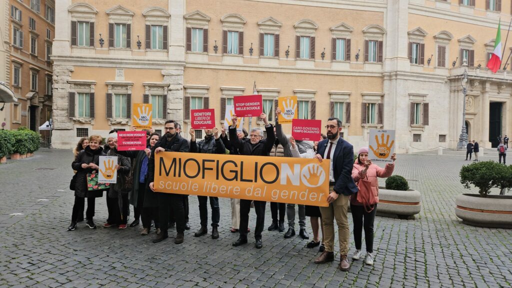 Educazione sessuale a scuola? “No” per 8 italiani su 10: “Subito una legge anti-gender”