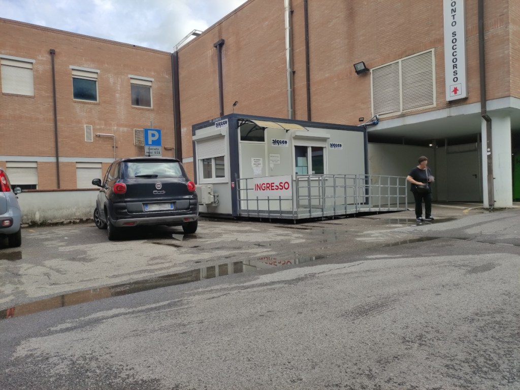 Fuori sotto la pioggia e al freddo: così si attende per poter accedere al triage di Campostaggia