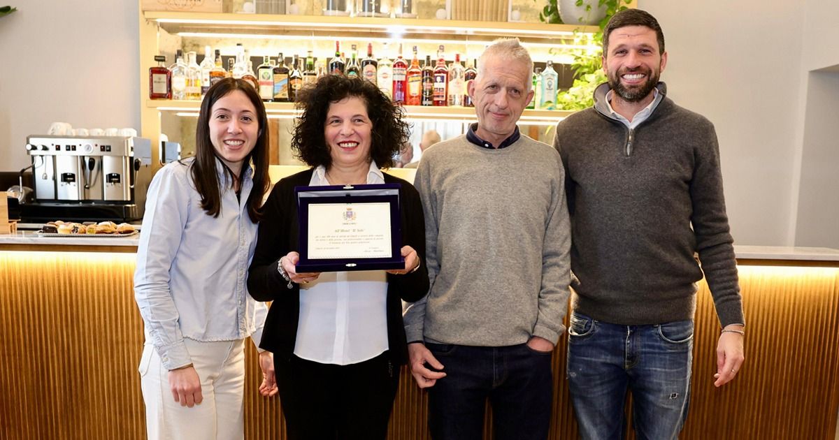 100 anni per l'Hotel Il Sole di Empoli, una targa dal sindaco alla quarta generazione di proprietari