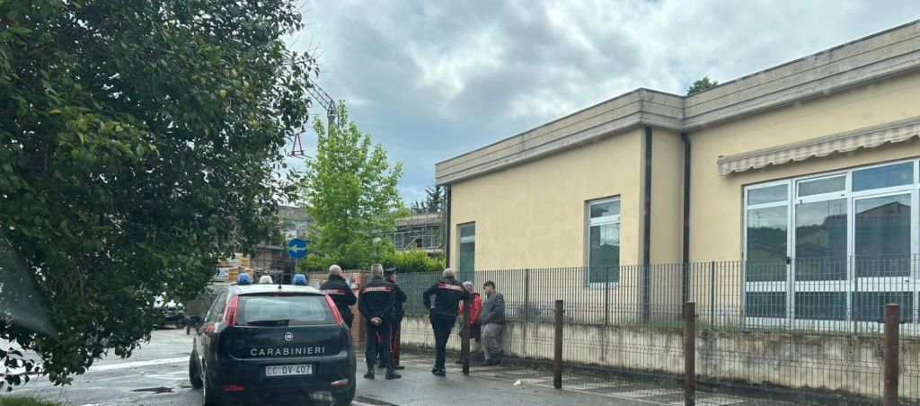 Si accende la protesta nel cantiere per l'adeguamento della scuola di Castellina