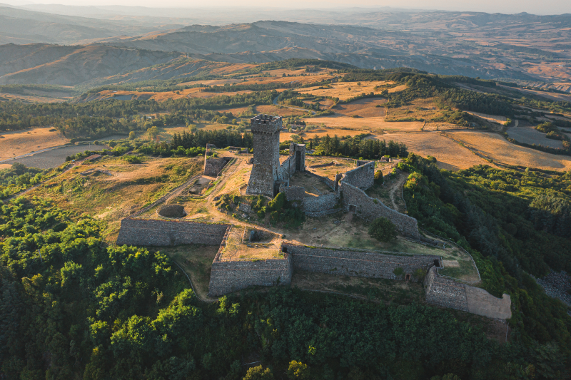 Radicofani, il 4 e 5 luglio torna La Posta Letteraria: annunciate le date dell&rsquo;ottava edizione del pi&ugrave; grande festival di libri fuori dalle grandi citt&agrave;, nel cuore della Val d&rsquo;Orcia