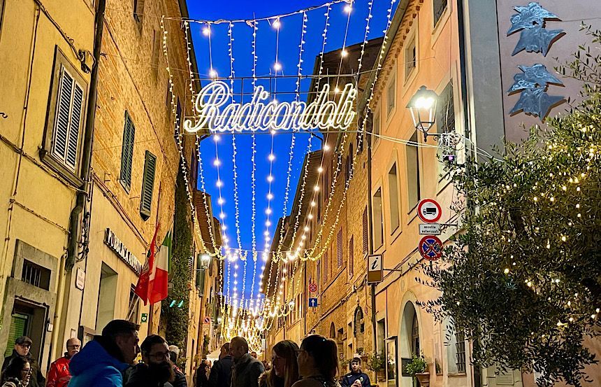 Con Radicondoli Christmas Market, Cacciucco di Cinta Senese, pizza con la Gota di Cinta, Lampredotto di calamaro
