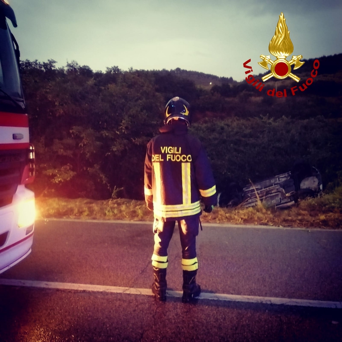 Rapolano, vigili del fuoco estraggono dall'auto una donna intrappolata nelle lamiere