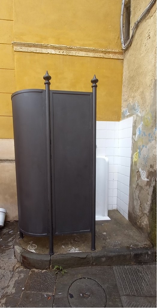 Siena, decoro urbano, restauro dei vespasiani nel centro storico