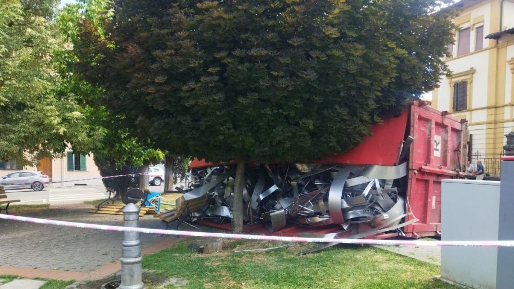 Rimorchio si ribalta in centro a Staggia Senese: tragedia sfiorata