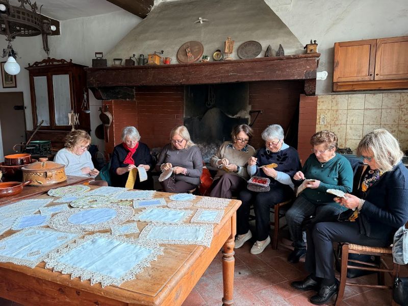 Il "Punto Tavarnelle" guarda al futuro: al via i nuovi corsi gratuiti di ricamo d'arte