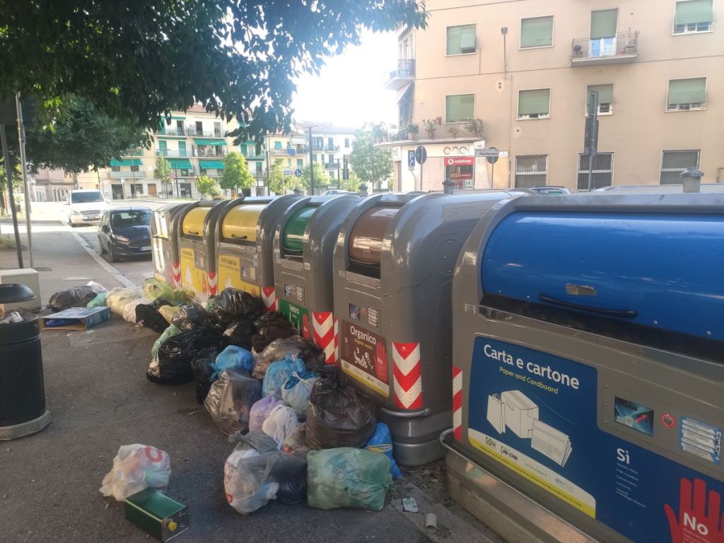 Maleducazione di chi butta via i rifiuti: arrivano le multe