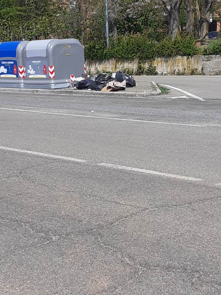 Rifiuti abbandonati alla fermata del bus