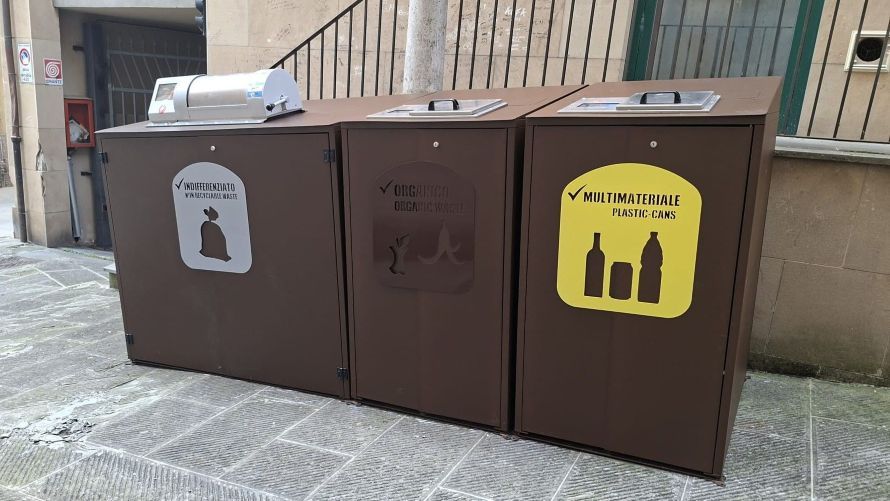 Nel centro storico di Poggibonsi arrivano i bidoncini "mascherati" per la raccolta differenziata
