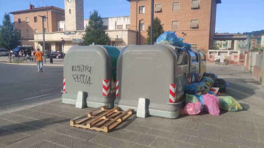 Discarica in pieno centro, puzza e sudicio accolgono i turisti