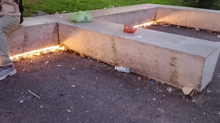 Inciviltà in piazza della stazione a Poggibonsi, rifiuti lasciati ovunque