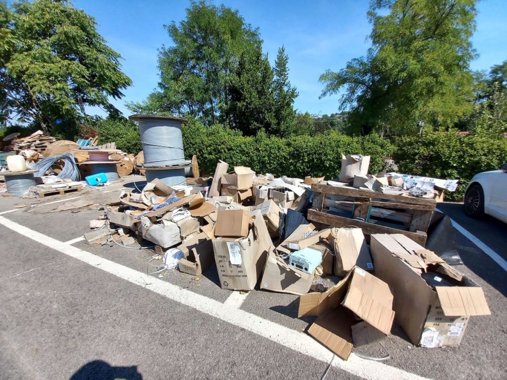 A Staggia Senese parcheggio invaso da rifiuti che nessuno toglie