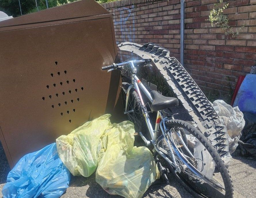Incivilt&agrave; al Vallone: spuntano una bici rotta e un cingolo abbandonati accanto ai nuovi cassonetti